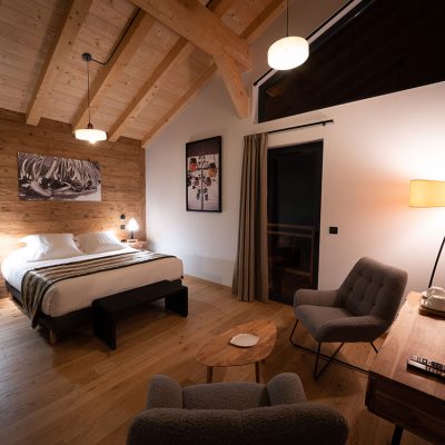 Chambre principale avec espace détente et télévision